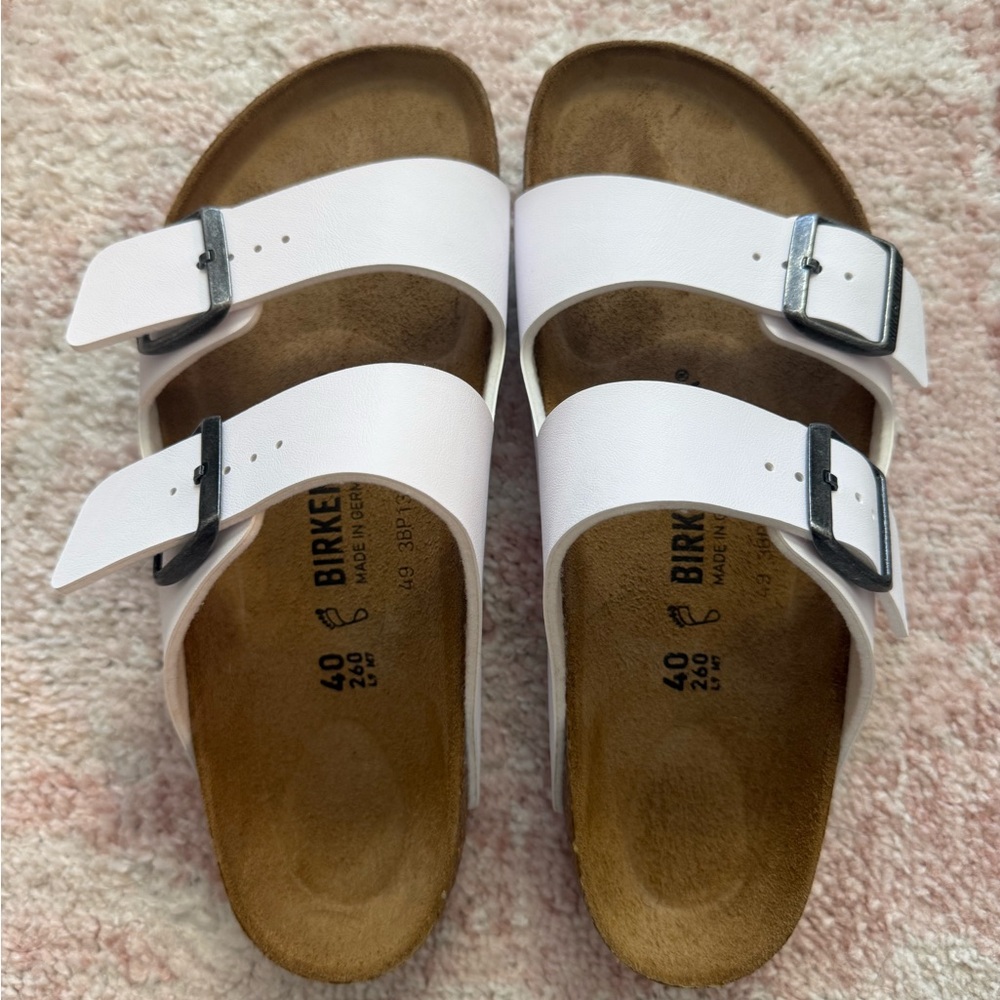 Women’s Birkenstock Arizona Sandals size 9 in white- Never Worn/ Brand New
